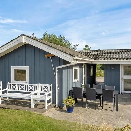 Holiday home Lovely Home In Blavand With Kitchen
